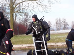 Here′s Marcel ice diving in The Netherlands, none of that here on Aruba!